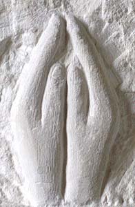 Les mains jointes pour une prière à Paulette Duhalde Détail de la stèle