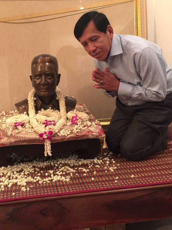 M. Sokha Prum avec le buste