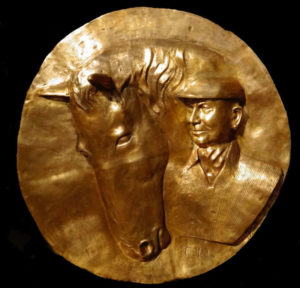 Une sculpture en bronze : un bas-relief représentant un cheval