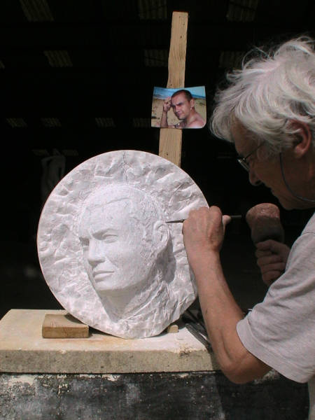 Finalisation du portrait en marbre
