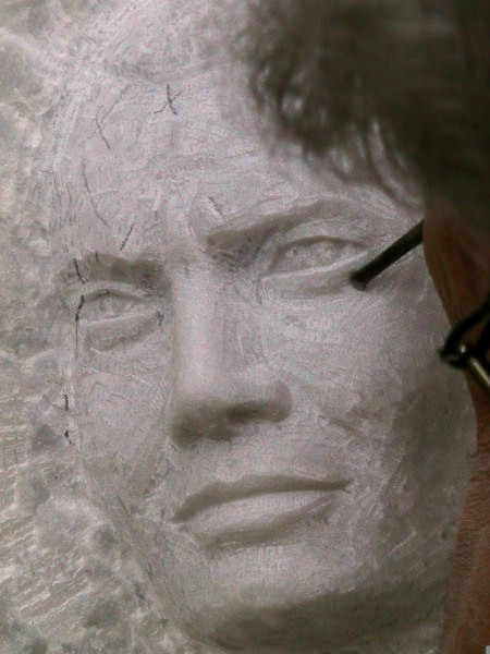 L'artiste sculpte l'oeil du visage