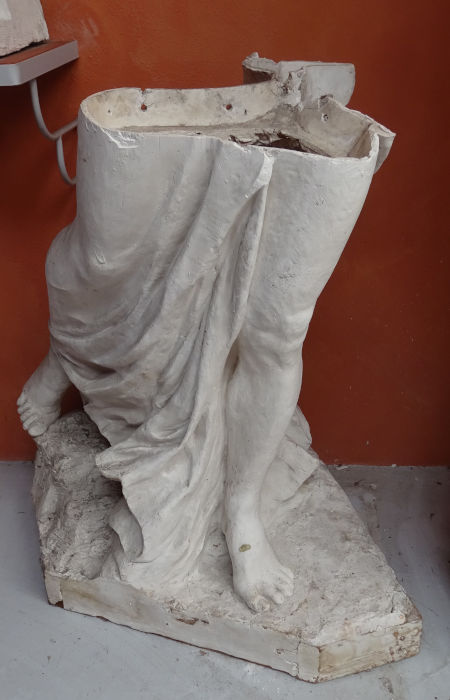 La statue en plâtre avant la restauration