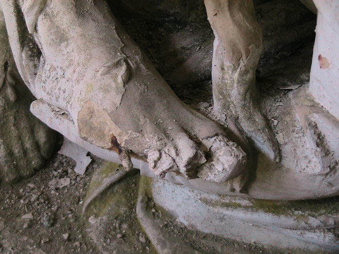 calvaire aguts : le pied d'une statue