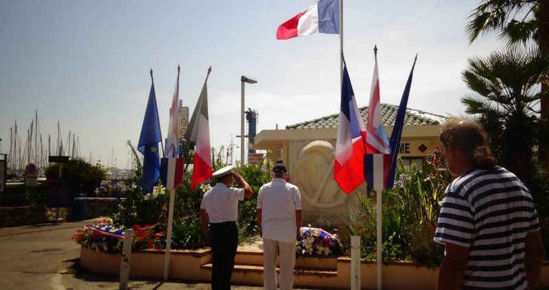 le dépôt de gerbes devant la stèle des marins de golfe-juan